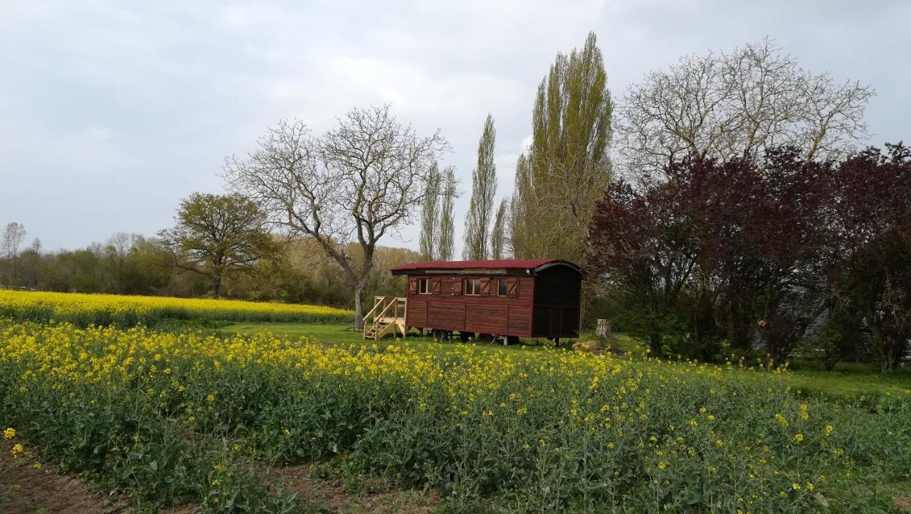 La Ferme De L'Isle Et Sa Roulotte Bed & Breakfast Avaray Exterior foto