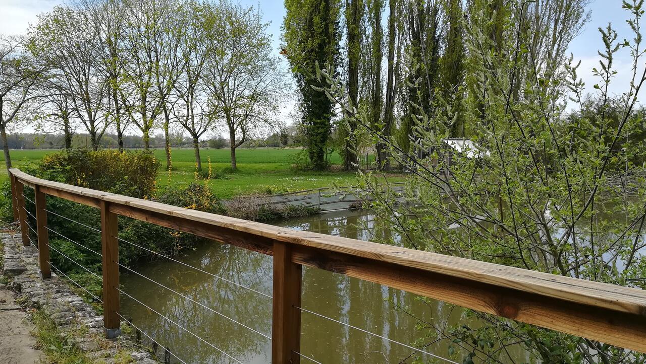 La Ferme De L'Isle Et Sa Roulotte Bed & Breakfast Avaray Exterior foto
